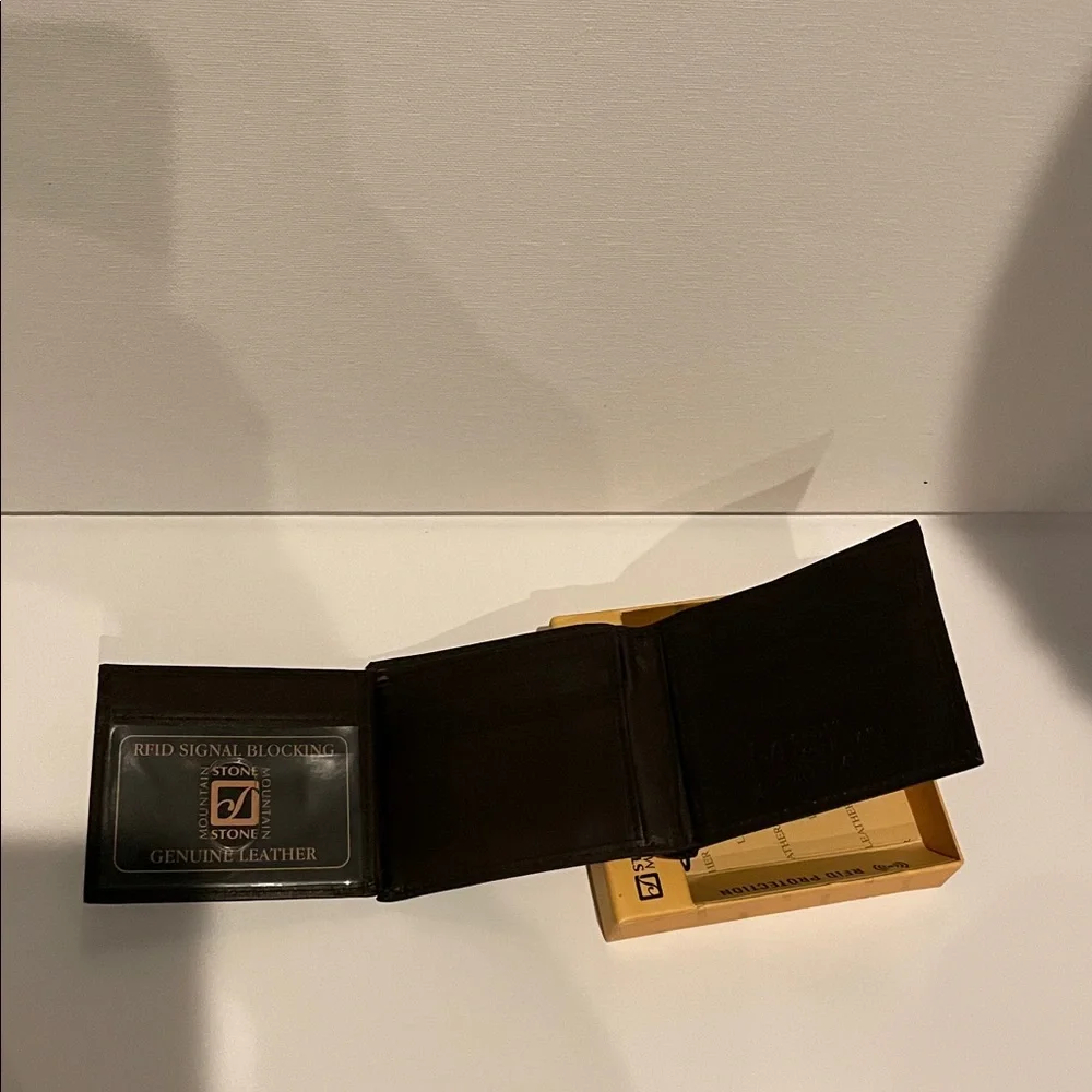 NWT Stone Mountain Brown Leather Wallet - Picture 4 of 6